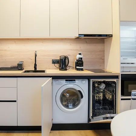 Apartment Opera With Air Conditioning In Location *